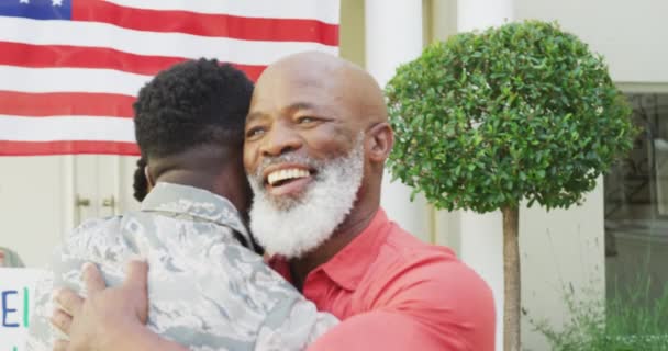 Tentara Afrika Amerika Merangkul Ayahnya Yang Tersenyum Atas Keluarga Dan — Stok Video