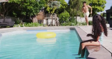 Mutlu çift ırklı baba ve kız havuzda birlikte vakit geçiriyorlar. ev hayatı, evde boş zaman geçirmek..