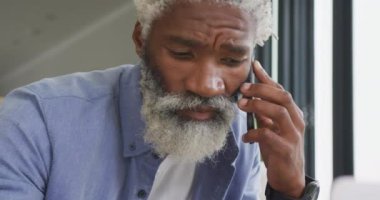 Akıllı telefon kullanan Afrikalı son sınıf öğrencisinin videosu. Emeklilik yaşam tarzı, ev konseptinde dijital olarak oluşturulmuş video ile zaman geçirme.