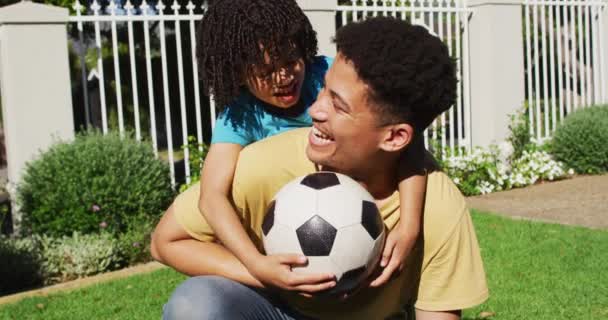 Портрет Счастливого Расового Человека Сына Играющего Футбол Саду Домашняя Жизнь — стоковое видео