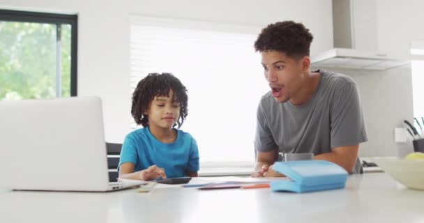 Gelukkige Biracial Man Zijn Zoon Samen Huiswerk Maken Highfiving Huishoudelijk — Stockvideo