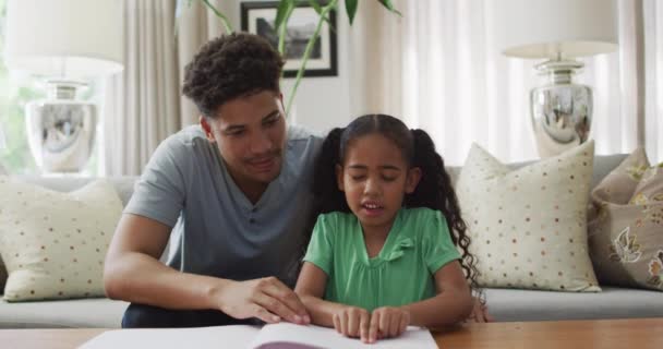 Feliz Padre Hija Birracial Sentados Sofá Leyendo Braille Estilo Vida — Vídeo de stock
