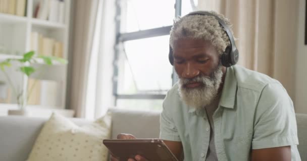 Vídeo Homem Idoso Afro Americano Usando Tablet Fones Ouvido Estilo — Vídeo de Stock