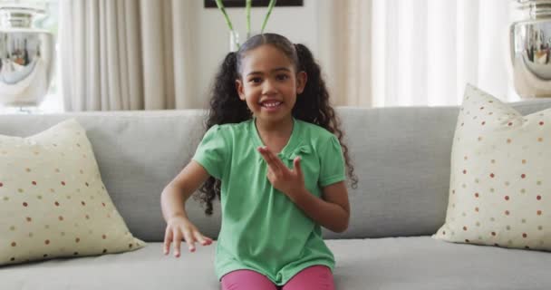 Menina Biracial Feliz Sentado Sofá Usando Linguagem Gestual Estilo Vida — Vídeo de Stock