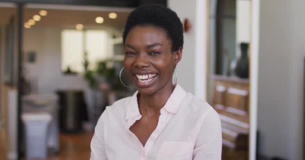 Portrait Femme Afro Américaine Heureuse Regardant Caméra Souriant Vie Domestique — Video