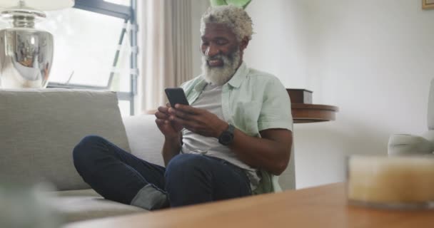 Video Lycklig Afrikansk Seniorman Som Använder Smartphone Pensionering Livsstil Tillbringa — Stockvideo