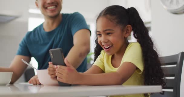 Mutlu Çift Irklı Baba Kız Kahvaltısı Yapıyor Akıllı Telefon Kullanıyor — Stok video