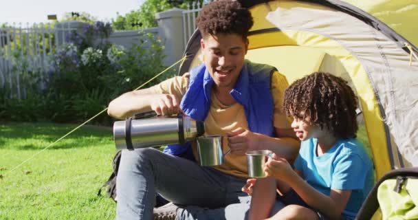 Mutlu Melez Adam Oğlu Bahçedeki Termostan Içiyorlar Hayatı Evde Zaman — Stok video