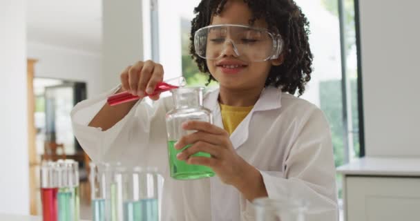 Szczęśliwy Dwurasowy Chłopiec Robiący Eksperymenty Chemiczne Trzymający Probówkę Życie Domowe — Wideo stockowe