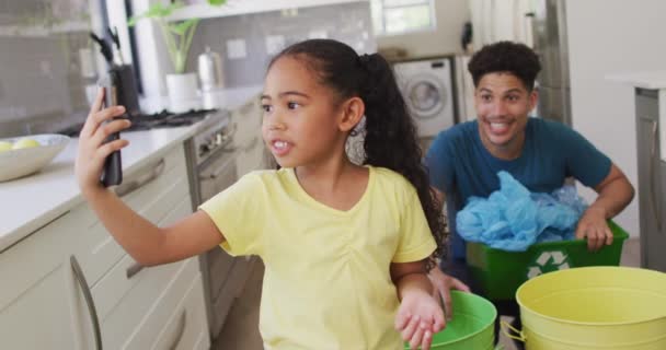 Feliz Padre Birracial Hija Haciendo Videollamadas Usando Teléfono Inteligente Clasificando — Vídeo de stock