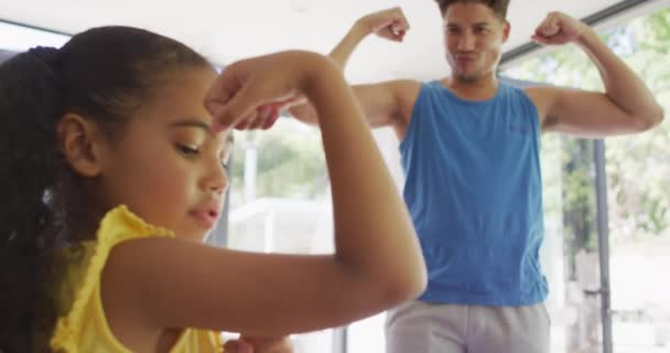 Feliz Padre Hija Birracial Haciendo Yoga Estirándose Juntos Estilo Vida — Vídeos de Stock