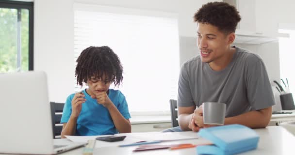 Feliz Hombre Birracial Hijo Haciendo Los Deberes Juntos Vida Doméstica — Vídeo de stock