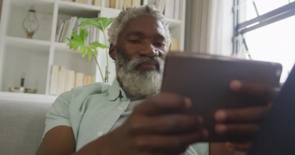 Βίντεο Ενός Αφροαμερικανού Πρεσβύτερου Που Χρησιμοποιούσε Τάμπλετ Συνταξιοδότηση Τρόπο Ζωής — Αρχείο Βίντεο
