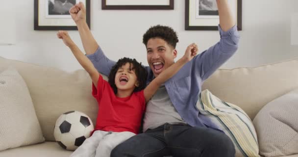 Glücklicher Mann Mit Seinem Sohn Der Gemeinsam Ein Fußballspiel Anschaut — Stockvideo