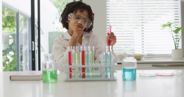 Счастливого Расового Мальчика Проводящего Химические Эксперименты Держащего Пробирку Домашняя Жизнь — стоковое видео