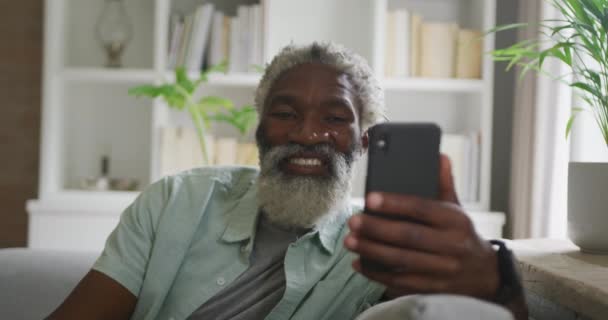 Βίντεο Ενός Αφροαμερικανού Πρεσβύτερου Που Χρησιμοποιεί Smartphone Συνταξιοδότηση Τρόπο Ζωής — Αρχείο Βίντεο