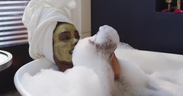 Sorridente Donna Afroamericana Con Asciugamano Maschera Che Bagno Bagno Concetto — Video Stock