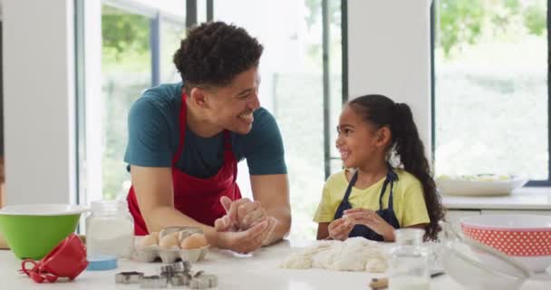 Feliz Pai Birracial Filha Cozinhando Juntos Cozinha Estilo Vida Doméstico — Vídeo de Stock
