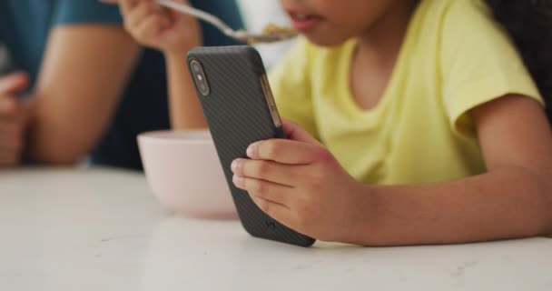 Glad Biracial Far Och Dotter Äter Frukost Med Hjälp Smartphone — Stockvideo