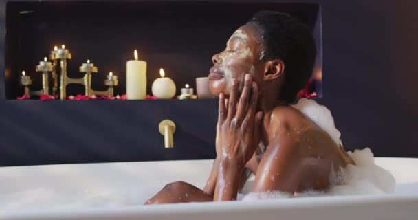 Mulher Afro Americana Com Toalha Máscara Tomando Banho Banheiro Conceito — Vídeo de Stock