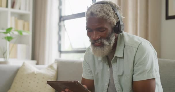 Vídeo Homem Idoso Afro Americano Usando Tablet Fones Ouvido Estilo — Vídeo de Stock