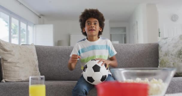 Niño Afroamericano Casa Sentado Sofá Sala Estar Viendo Deportes Televisión — Vídeos de Stock