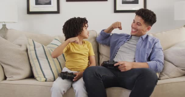 Buon Uomo Biraciale Suo Figlio Giocare Videogiochi Vita Domestica Trascorrere — Video Stock