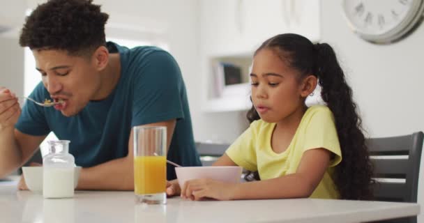 Boldog Félvér Apa Lánya Együtt Reggeliznek Házi Életmód Szabadidő Otthon — Stock videók