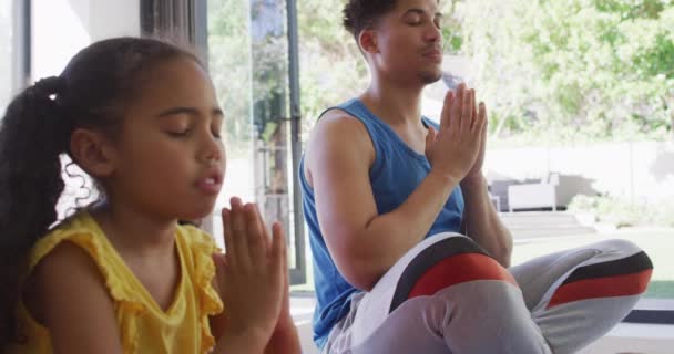 Feliz Padre Hija Birracial Haciendo Yoga Meditando Juntos Estilo Vida — Vídeos de Stock