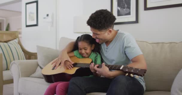 Felice Padre Figlia Birazziale Seduti Sul Divano Suonare Chitarra Stile — Video Stock