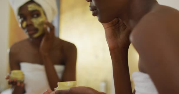 Afro Americana Com Toalha Assistindo Espelho Usando Creme Seu Rosto — Vídeo de Stock