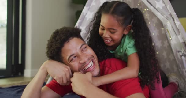 幸福的父亲和女儿拥抱和微笑 家庭生活方式 在家里消闲时间 — 图库视频影像