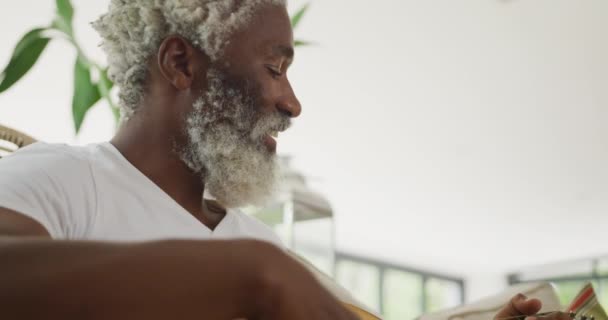 Видео Печального Африканского Старшеклассника Играющего Гитаре Уход Пенсию Образ Жизни — стоковое видео