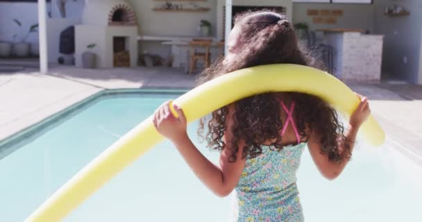 一个快乐的女孩在游泳池边看着相机的画像 家庭生活方式 在家里消闲时间 — 图库视频影像