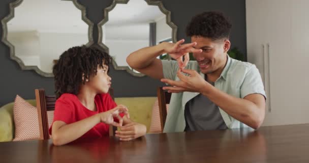 Szczęśliwy Dwurasowy Człowiek Jego Syn Używają Języka Migowego Życie Domowe — Wideo stockowe