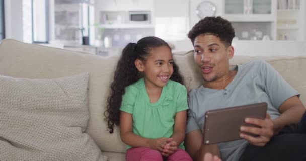 Szczęśliwy Dwurasowy Ojciec Córka Siedzą Kanapie Używając Tabletu Styl Życia — Wideo stockowe
