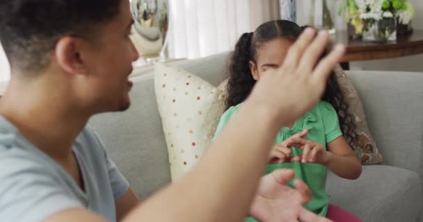 Mutlu Çift Irklı Baba Kız Kanepede Işaret Dili Kullanarak Oturuyor — Stok video