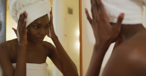 Mulher Afro Americana Com Toalha Tocando Seu Rosto Assistindo Espelho — Vídeo de Stock