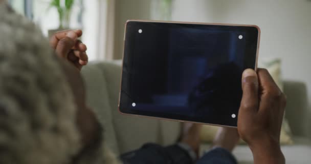 Βίντεο Ενός Αφροαμερικανού Πρεσβύτερου Που Χρησιμοποιεί Tablet Μαύρη Οθόνη Συνταξιοδότηση — Αρχείο Βίντεο