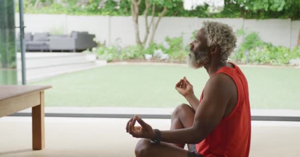 Video Del Hombre Mayor Afroamericano Meditando Estilo Vida Jubilación Pasar — Vídeos de Stock