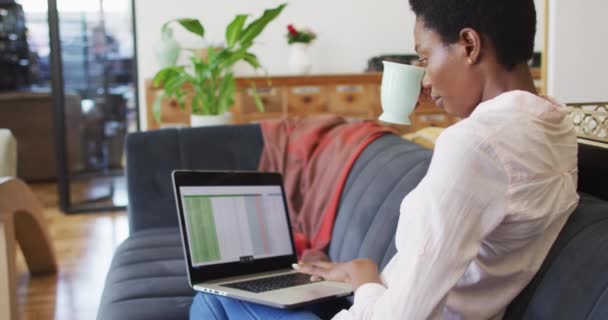 Mulher Americana Africana Feliz Sentada Sofá Sala Estar Usando Laptop — Vídeo de Stock