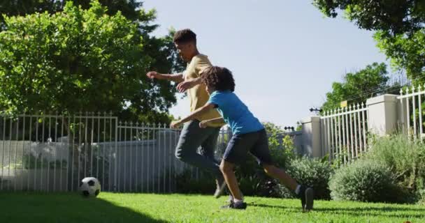 Feliz Hombre Birracial Hijo Jugando Fútbol Jardín Vida Doméstica Pasar — Vídeos de Stock