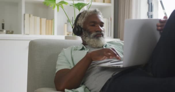 Video Van Afro Amerikaanse Senior Man Met Laptop Koptelefoon Pensionering — Stockvideo