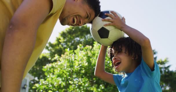 Feliz Hombre Birracial Hijo Jugando Fútbol Jardín Vida Doméstica Pasar — Vídeo de stock