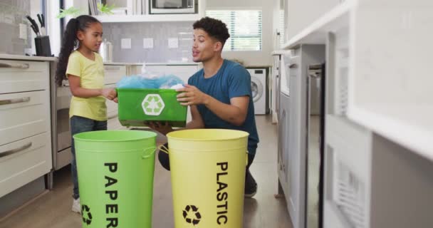 Feliz Padre Birracial Hija Clasificando Los Residuos Juntos Estilo Vida — Vídeo de stock