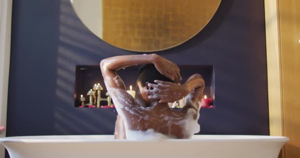 Šťastná Afroameričanka Koupe Koupelně Domácí Život Trávení Času Relaxace Doma — Stock video