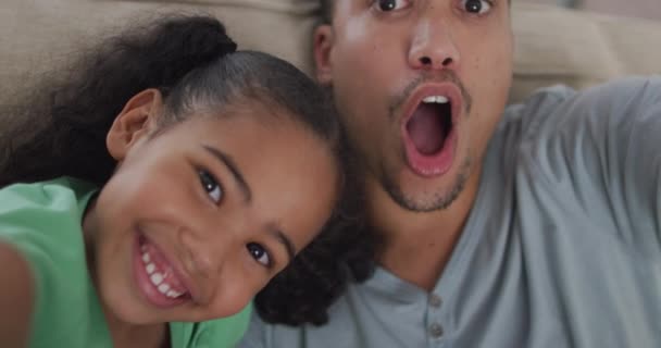 Mutlu Çift Irklı Baba Kız Kanepeye Oturup Selfie Çekiyorlar Hayatı — Stok video
