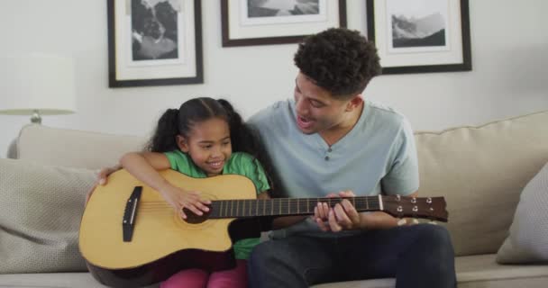 Gelukkige Biracial Vader Dochter Zitten Bank Gitaar Spelen Binnenlandse Levensstijl — Stockvideo