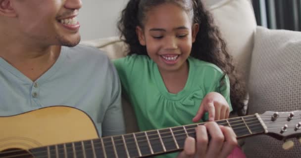 Szczęśliwy Dwurasowy Ojciec Córka Siedzą Sofie Grają Gitarze Styl Życia — Wideo stockowe