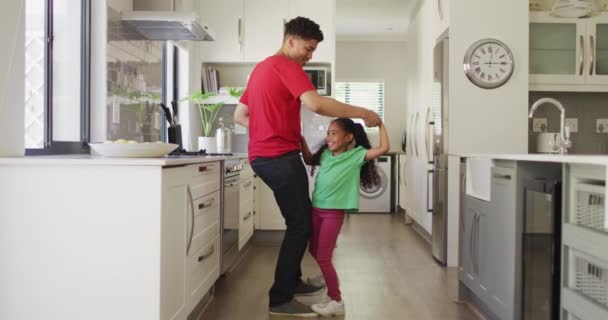 Szczęśliwego Dwurasowego Ojca Córki Tańczących Razem Kuchni Styl Życia Domowego — Wideo stockowe